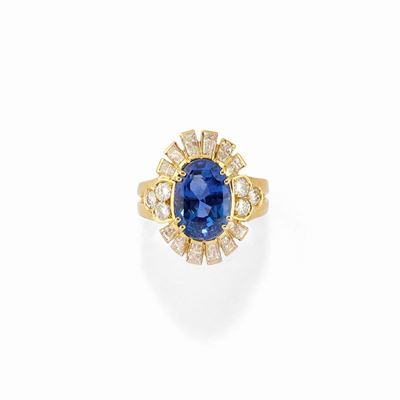 Anello in oro giallo 18K con zaffiro Intense Blue di ct 9,00 e diamanti