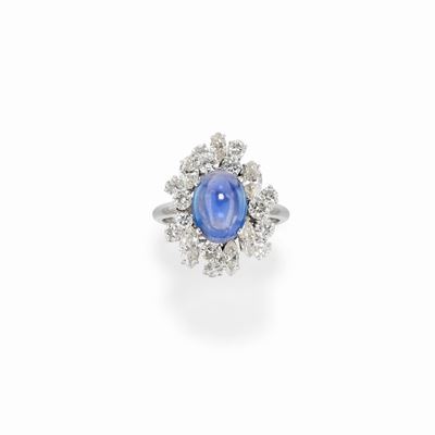Anello, oro bianco 18k con zaffiro cabochon e diamanti