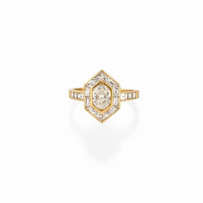Anello in oro giallo 18k con diamante centrale e brillanti