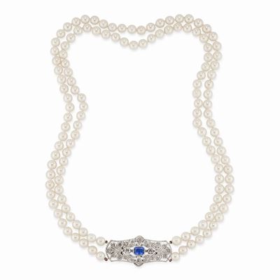 Collana in oro bianco 18k con perle coltivate, diamanti e zaffiro sintetico