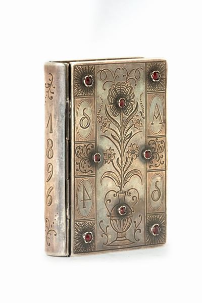 Raro Orologio da Tasca, Entro Custodia a Forma di Libro in Argento Inciso con Granati Incastonati...
