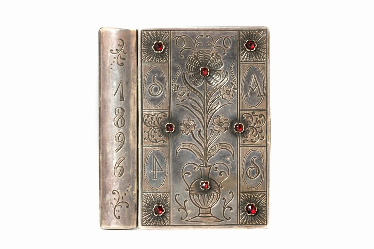 Raro Orologio da Tasca, Entro Custodia a Forma di Libro in Argento Inciso con Granati Incastonati...