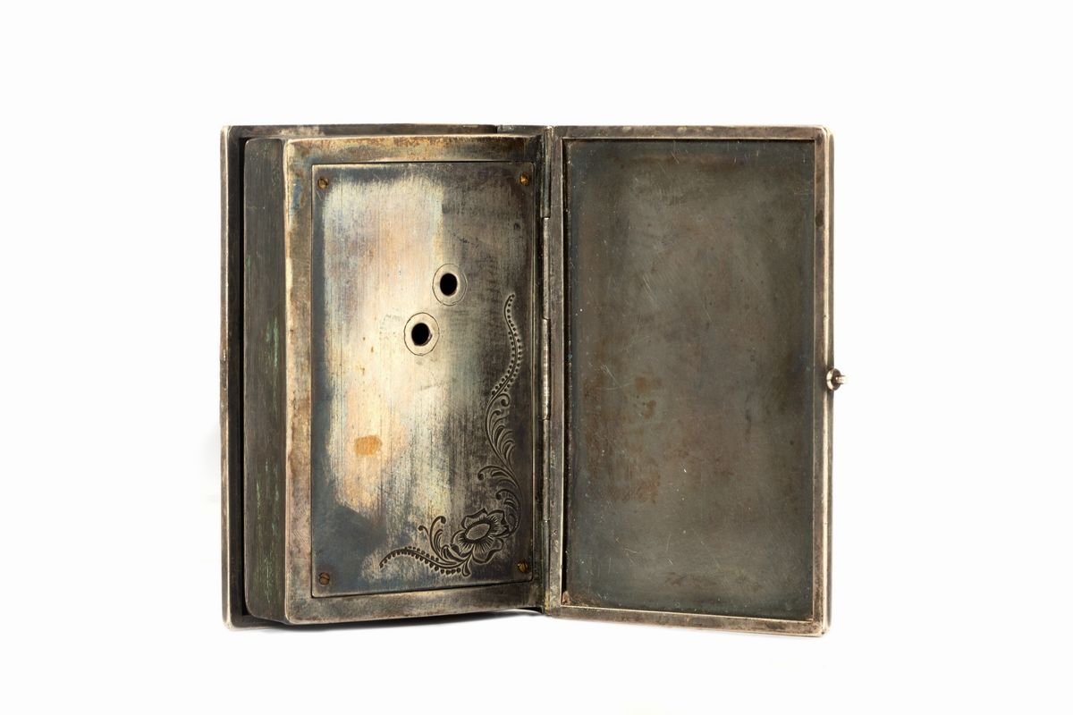 Raro Orologio da Tasca, Entro Custodia a Forma di Libro in Argento Inciso con Granati Incastonati...