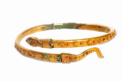 Antico Bracciale Rigido Laminato in Oro, a Forma di Serpente