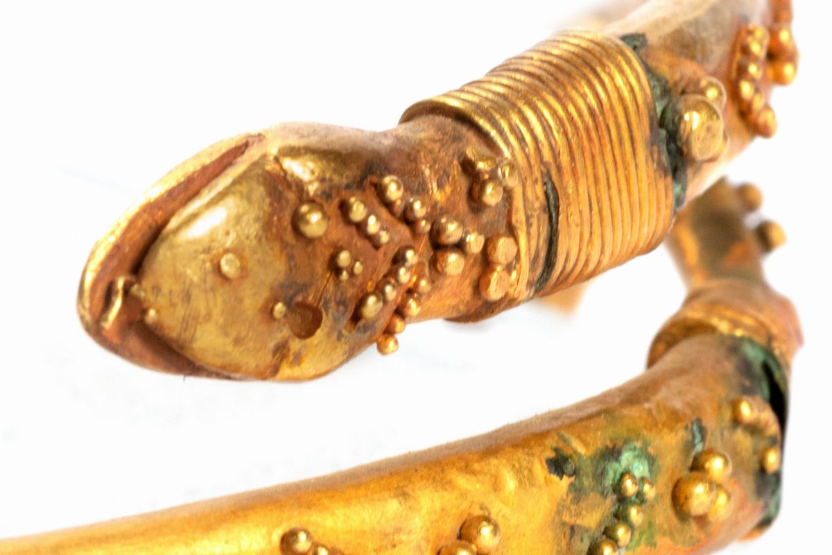 Antico Bracciale Rigido Laminato in Oro, a Forma di Serpente