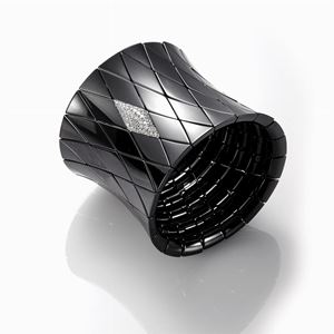 Bracciale alla schiava in cermanica, 
oro e pav&#233; di diamanti