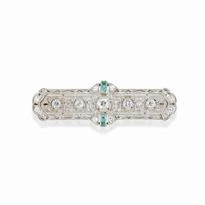  - Spilla in platino, diamanti e smeraldi, 1930 circa