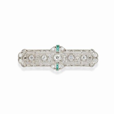 Spilla in platino con diamanti e smeraldi, circa 1930