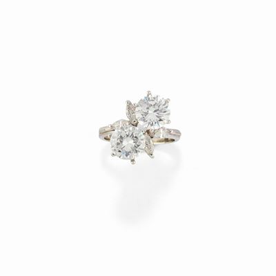 Anello in oro bianco 18k con diamanti taglio brillante e navette
