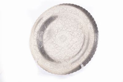 Piatto in argento con incisioni e decori orientali, secolo XX, diametro 25,7 cm