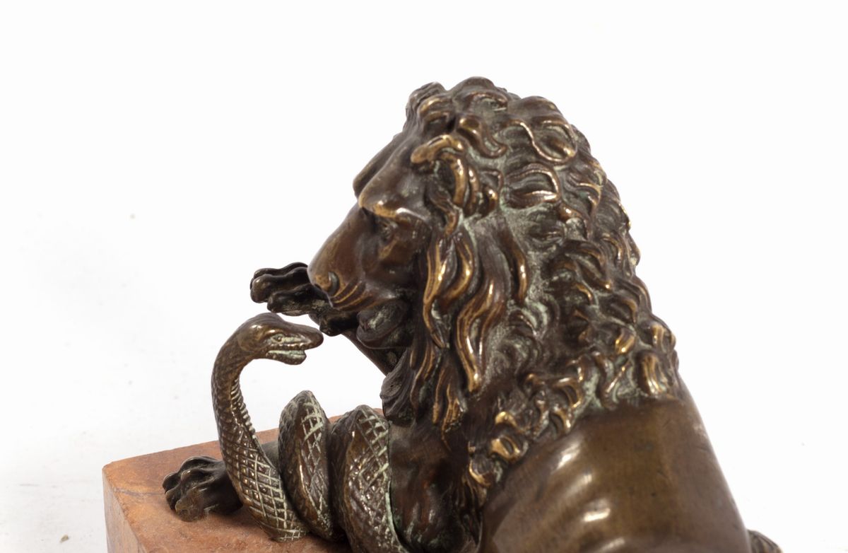 Scultura in Bronzo Raffigurante Leone che Lotta con Serpente, Secolo XIX