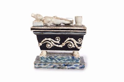 Calamaio in Maiolica Policroma a Forma di Sarcofago con Figura di Guerriero Disteso, Secolo XIX
