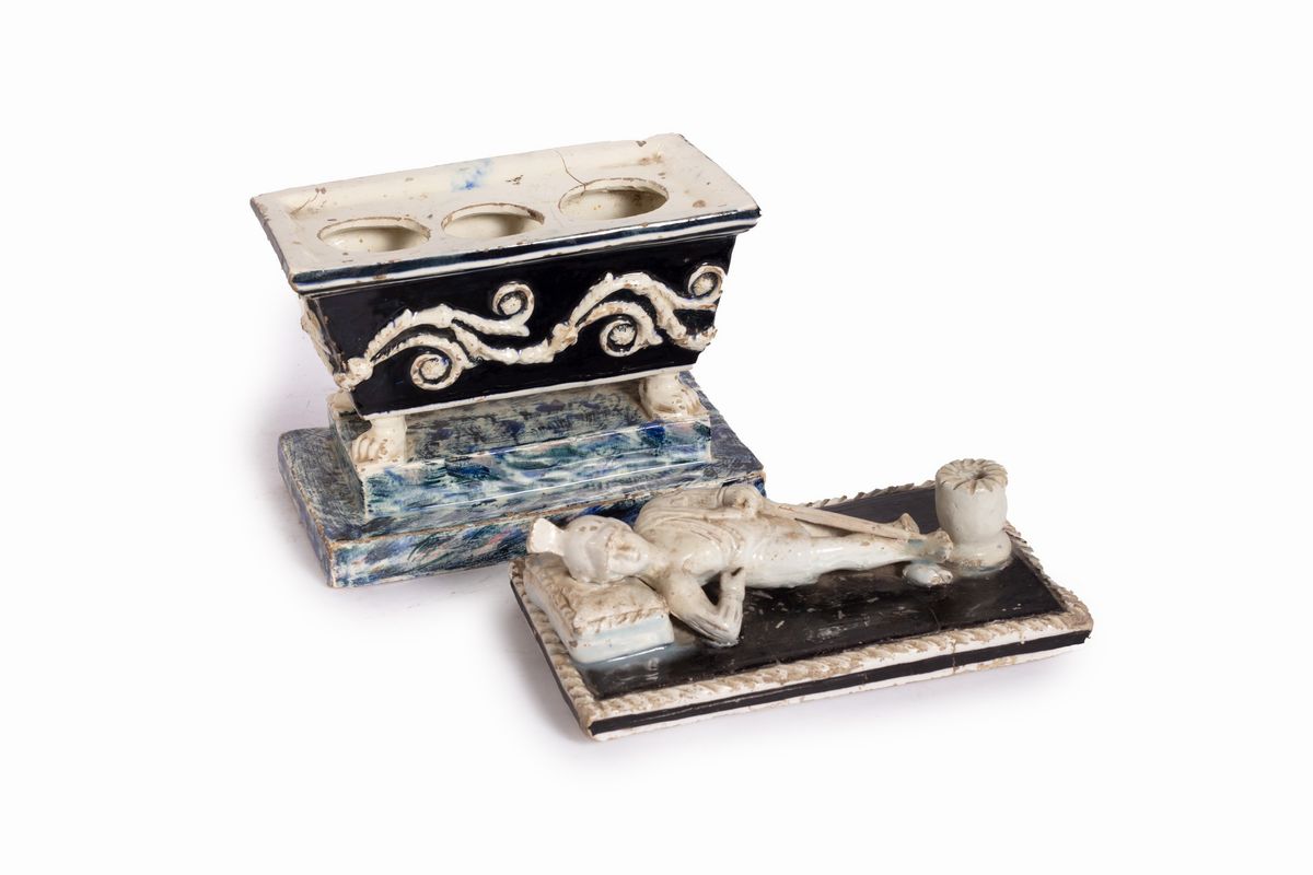 Calamaio in Maiolica Policroma a Forma di Sarcofago con Figura di Guerriero Disteso, Secolo XIX