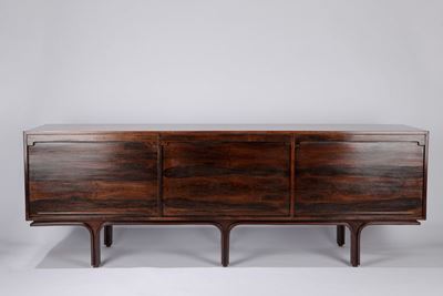 Credenza in legno con cassetti e chiusure a serrandina, circa 1957