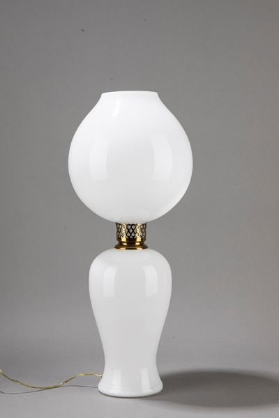 Lampada da tavolo Modello 850.2, vetro incamiciato lattimo e ottone, circa 1950