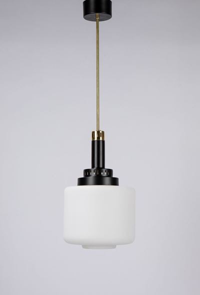 Sospensione, lampada in vetro satinato bianco, metallo e ottone, 1950 ca.