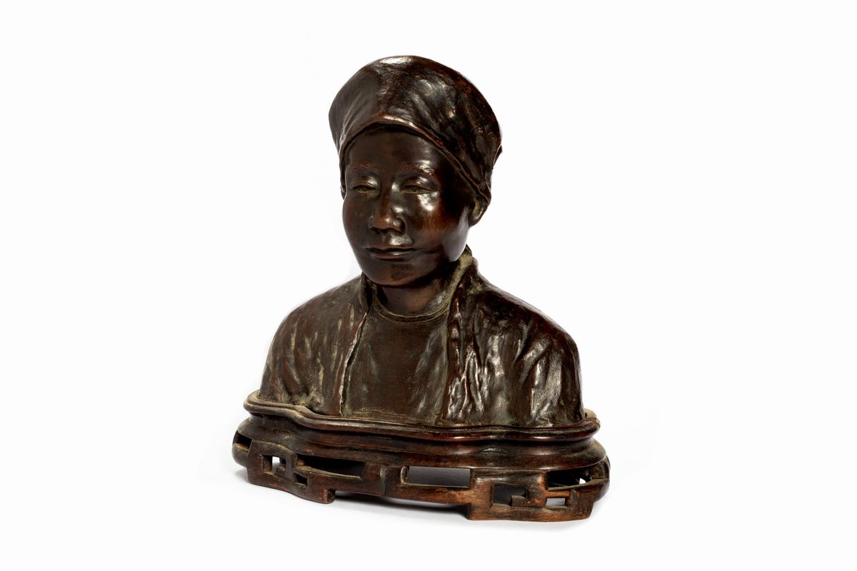 Scultore orientale, Scultura in bronzo raffigurante figura di donna