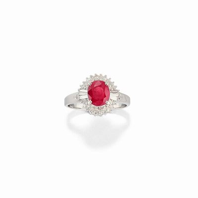 Anello in platino con rubino ovale di 1,50 ct e diamanti taglio brillante e tapered baguette di 0...