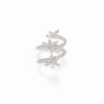Anello in oro bianco 18K con motivo a tre fiori e diamanti