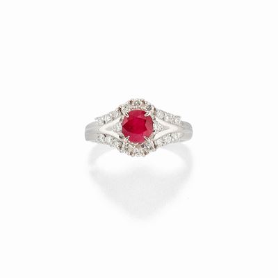 Anello in platino con rubino ovale (ct 1,08) e diamanti (ct 0,48)