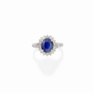  - Anello in platino, zaffiro e diamanti 