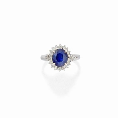 Anello in platino con zaffiro ovale ct 2,62 e diamanti taglio brillante ct 0,30
