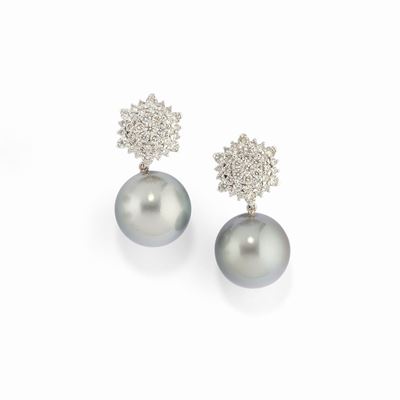 Orecchini in oro bianco 18K con perle Tahiti e diamanti taglio brillante