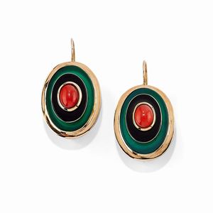  - A 9K yellow gold, onyx, coral and agate earrings