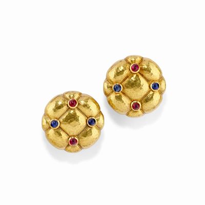 Orecchini in oro giallo 18K, con rubini e zaffiri cabochon, circa 1990
