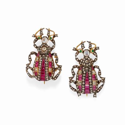 Coppia di spille in argento con diamanti, pietre di luna, rubelliti e tzavoriti a forma di scarab...