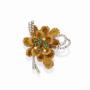  - Spilla in oro bicolore 18K con diamanti e smeraldi, 1960 circa 