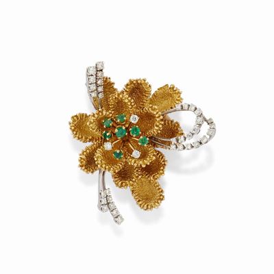 Spilla in oro bicolore 18K con diamanti e smeraldi, circa 1960