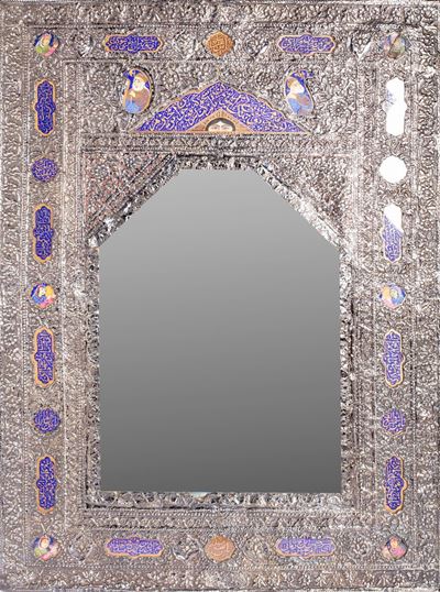 Specchio persiano con lamina d'argento sbalzato, decorazioni floreali, XIX - XX secolo