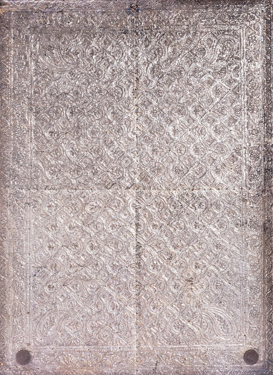 Specchio persiano con lamina d'argento sbalzato, decorazioni floreali, XIX - XX secolo