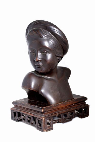 Scultura in bronzo a patina scura, busto femminile, Indocina, inizio XX secolo