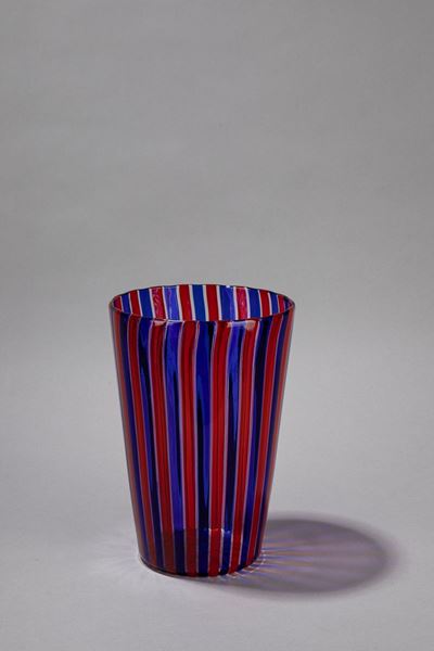 Vaso in vetro soffiato con canne verticali rosse e blu