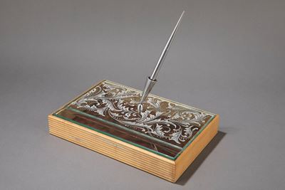 Scatola porta lettere in legno laccato con coperchio in vetro molato e dipinto, 1940 ca.