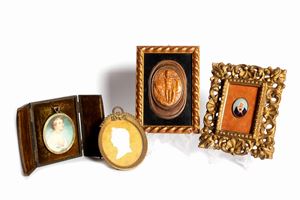  - Lot consisting of two miniatures, a high relief and a profile of Napoleon, 19th - 20th centuries
