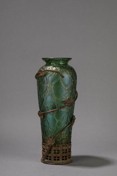Vaso in vetro iridescente con struttura in bronzo, circa 1900
