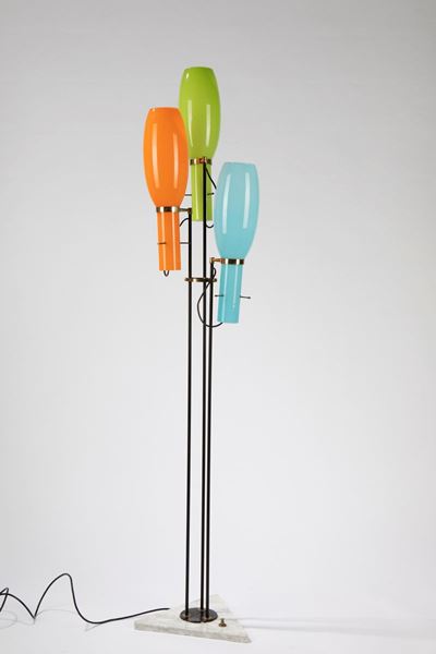 Lampada da terra, struttura in metallo verniciato e ottone con coni in vetro incamiciato