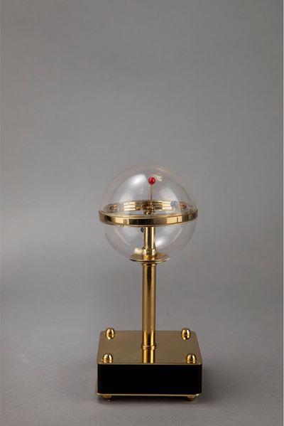 Orologio da tavolo, metallo dorato e plexiglas, serie “Les Scientifiques”, 1984