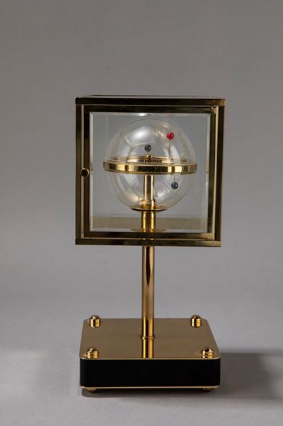 Orologio da tavolo, metallo dorato e plexiglass, manifattura francese, 1984