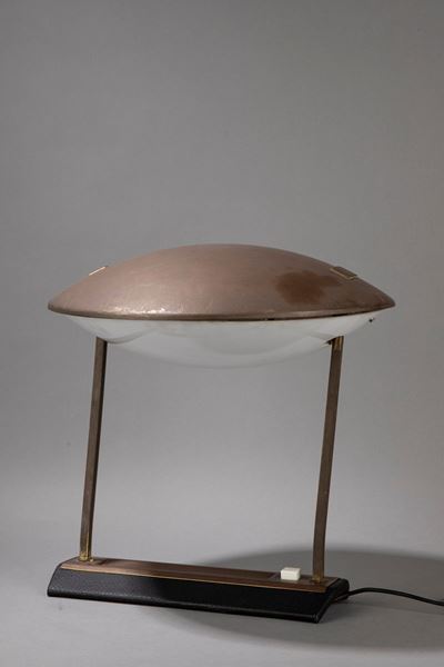 Lampada da tavolo modello 8050, ottone e metacrilato bianco, h 39x34 cm, circa 1950