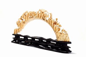 Ponte in dente di facocero finemente intagliato, raffigurante scene di vita quotidiana, Cina secoli XIX - XX