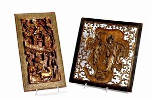 Due pannelli in legno laccato e parzialmente dorato, intagliati e traforati con figure e motivi vegetali, Cina secolo XIX