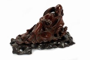  - Scultura in legno raffigurante saggio sdraiato, Cina secolo XX