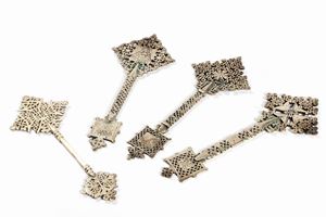 Lotto composto da quattro antiche croci etiopi in metallo argentato