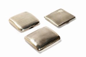 Lotto composto da tre portasigarette in argento, Inghilterra secolo XX