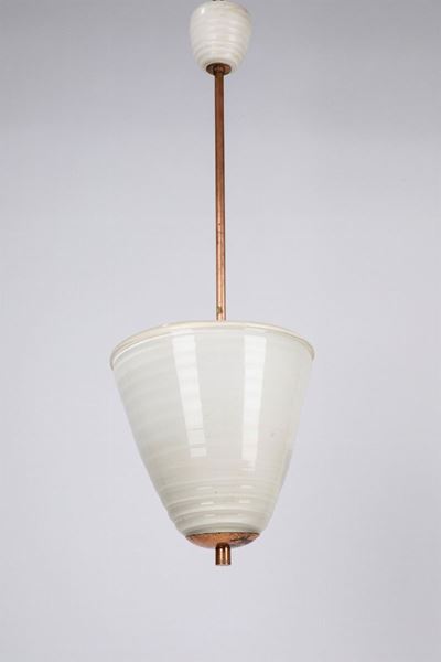 Lampadario in vetro lattimo e foglia oro con struttura in ottone patinato
