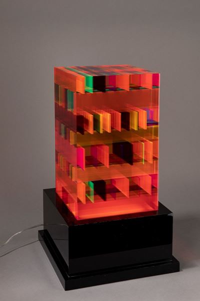 Lampada DNA in plexiglass colorato con base in ottone